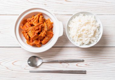 kimchi ile tavada kızartılmış domuz eti