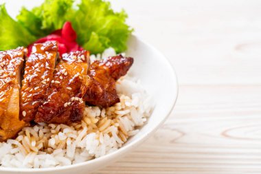 tepesinde pirinç teriyaki soslu ızgara tavuk