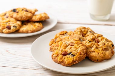 Mısır gevreği üzüm ve badem ile kurabiye