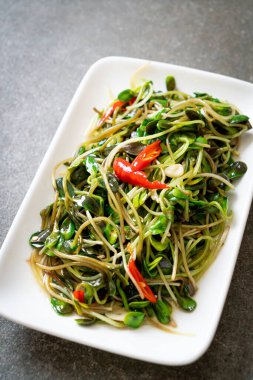 Istiridye sosu ile Kızarmış ayçiçeği Sprout