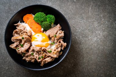 Donburi, domuz eti Pilav kasesi onsen yumurta ve sebze ile
