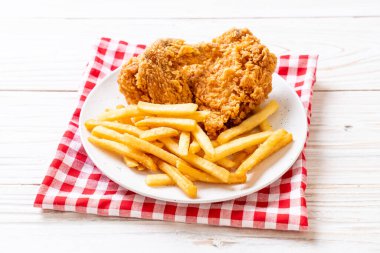 patates kızartması ve nuggets yemek kızarmış tavuk