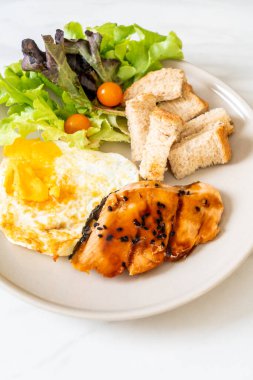 kızarmış yumurta ve salata ile somon teriyaki biftek