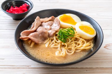 domuz eti ve yumurta ile TONKOTSU ramen erişte