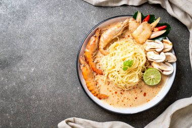 Baharatlı karides spagetti makarna (Tom Yum Goong)