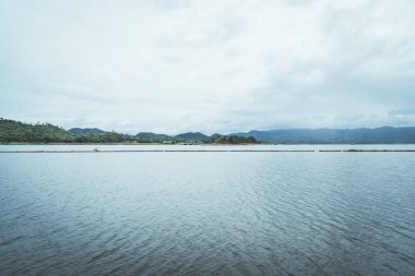 Kanchanaburi de bulutlu gökyüzü ile Srinagarind Barajı , Tayland