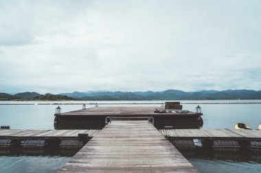 Kanchanaburi de bulutlu gökyüzü ile Srinagarind Barajı , Tayland
