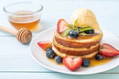 yaban mersini, çilek, bal ve vanilya buz-cr ile gözleme