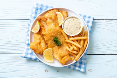Kızartmalı balık ve patates kızartması.