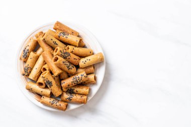 Taylandlı çıtır Hindistan cevizi rulo