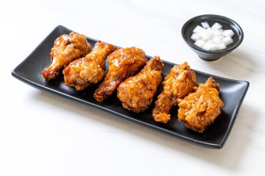 Soslu kızarmış tavuk.