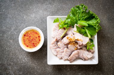 Haşlanmış balık dip sos ile