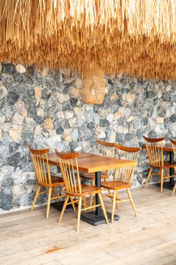 kafe restoranda ahşap masa ve sandalye