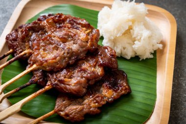 saptırılmış süt domuz beyaz yapışkan pirinç ile ızgara