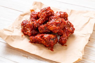 Baharatlı soslu kızarmış tavuk 