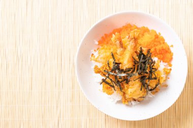 karides tempura pirinç kase karides yumurta ve deniz yosunu ile