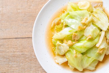 Balık soslu tavada kızartılmış lahana