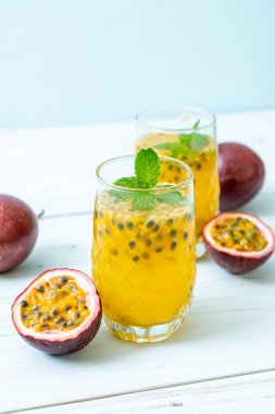 taze ve buzlu tutku meyve suyu