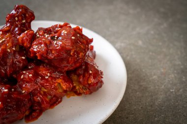 Baharatlı soslu kızarmış tavuk 