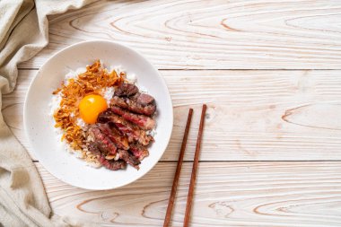 yumurta ile tepesinde pirinç kase dilimlenmiş sığır eti