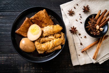 kahverengi sosu veya tatlı sos haşlanmış yumurta