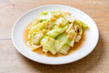 Balık soslu tavada kızartılmış lahana