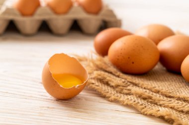 Yumurta ile bir kırık kahverengi ve yumurta sarısı