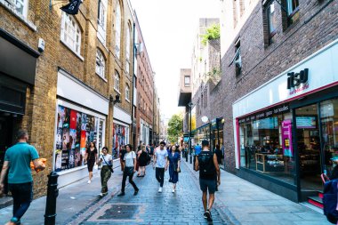 Londra - İngiltere - 27 Ağustos 2019: L'deki Covent Garden pazarının görünümü