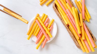 renkli gofret rulo sopa