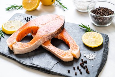 taze çiğ somon fileto biftek