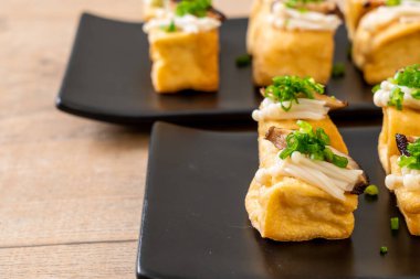 Shitake mantar ve altın iğne mantar ile kızarmış Tofu