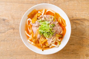 Udon ramen noodle ile domuz eti ve kimchi 