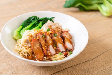 yumurta noodle ile kırmızı kavrulmuş domuz etli mantı