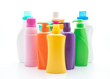 Beyaz arka plan üzerinde şampuan veya saç kremi şişe