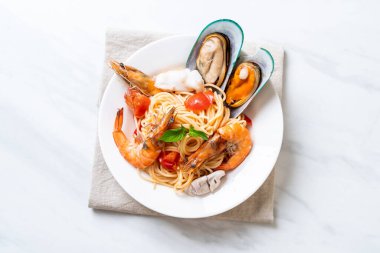 Deniz ürünleri makarna spagetti ve istiridye, karides, Squis, midye ile