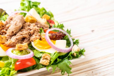 Sebze salatası ve yumurta ile tuna