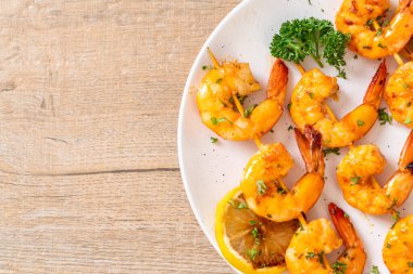 Limonlu ızgara kaplan karides şiş