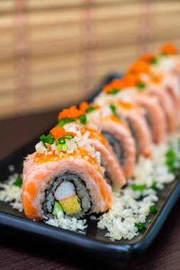 ızgara somon suşi roll - Japon yemekleri