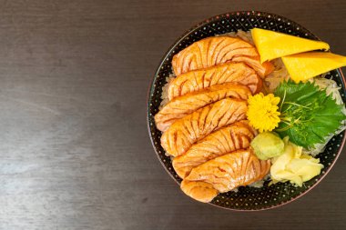 pirinç kase (donburi tepesinde ızgara somon)