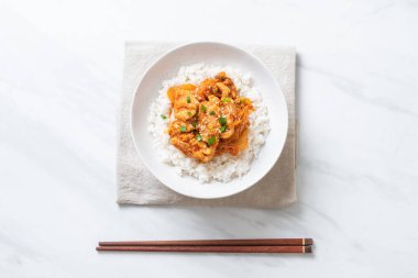 kimchi tepesinde pirinç ile tavada kızartılmış domuz eti 