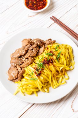 domuz eti ile Asya tavada kızartılmış erişte