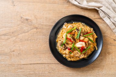 Tavada kızartılmış kalamar ve ahtapot tuzlu yumurta ile