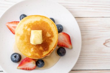 çilek, yaban mersini ve bal ile gözleme