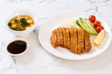 Japon derin kızarmış domuz pirzola (tonkatsu kümesi)