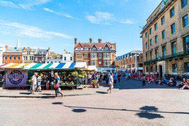 Cambridge/Uk - 28 Ağustos 2019. Pazar Meydanı ve Büyük St Mary's 