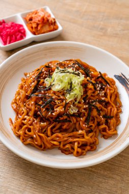 Kore sıcak ve baharatlı anlık noodle kimchi ile