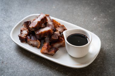 Fried çizgili domuz eti veya gevrek domuz eti veya derin kızarmış domuz eti