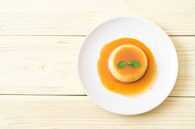 Ev yapımı karamel kremalı puding