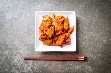 kimchi ile tavada kızartılmış domuz eti