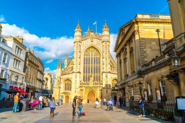 Bath, İngiltere - 30 Ağustos 2019: Turistle Bath Abbey. Bu bir... 